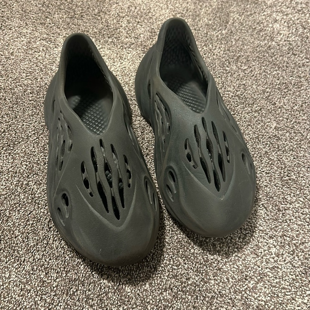 Onyx black foam runners